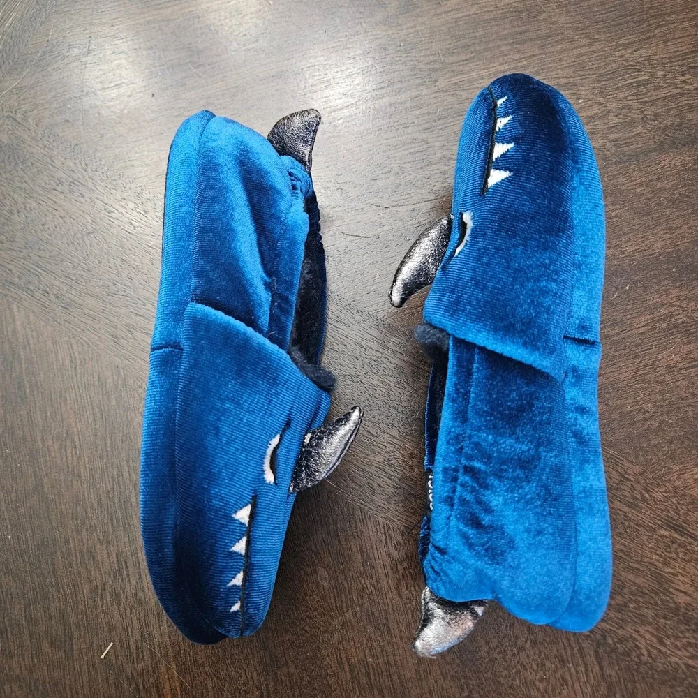 Totes Toasties Shark Slippers Kids Size 13-1 Blue Plush Faux Fur Lined Slip On